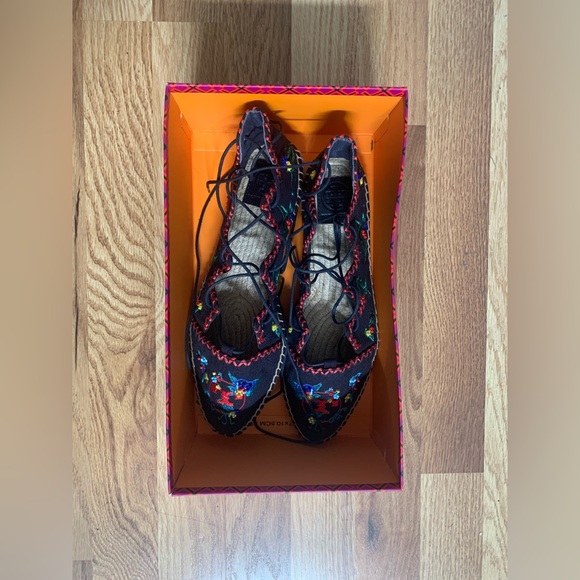 Tory Burch Sonoma Embroidered Gillie Espadrilles NWT - Picture 4 of 6